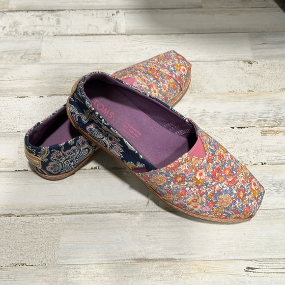 Toms Shoes - Like New Slip On Toms Women’s size 6.5